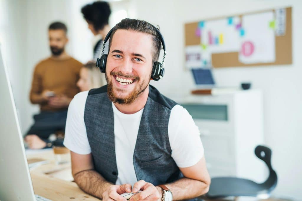 Ein Porträt eines jungen Mannes in einem modernen Büro