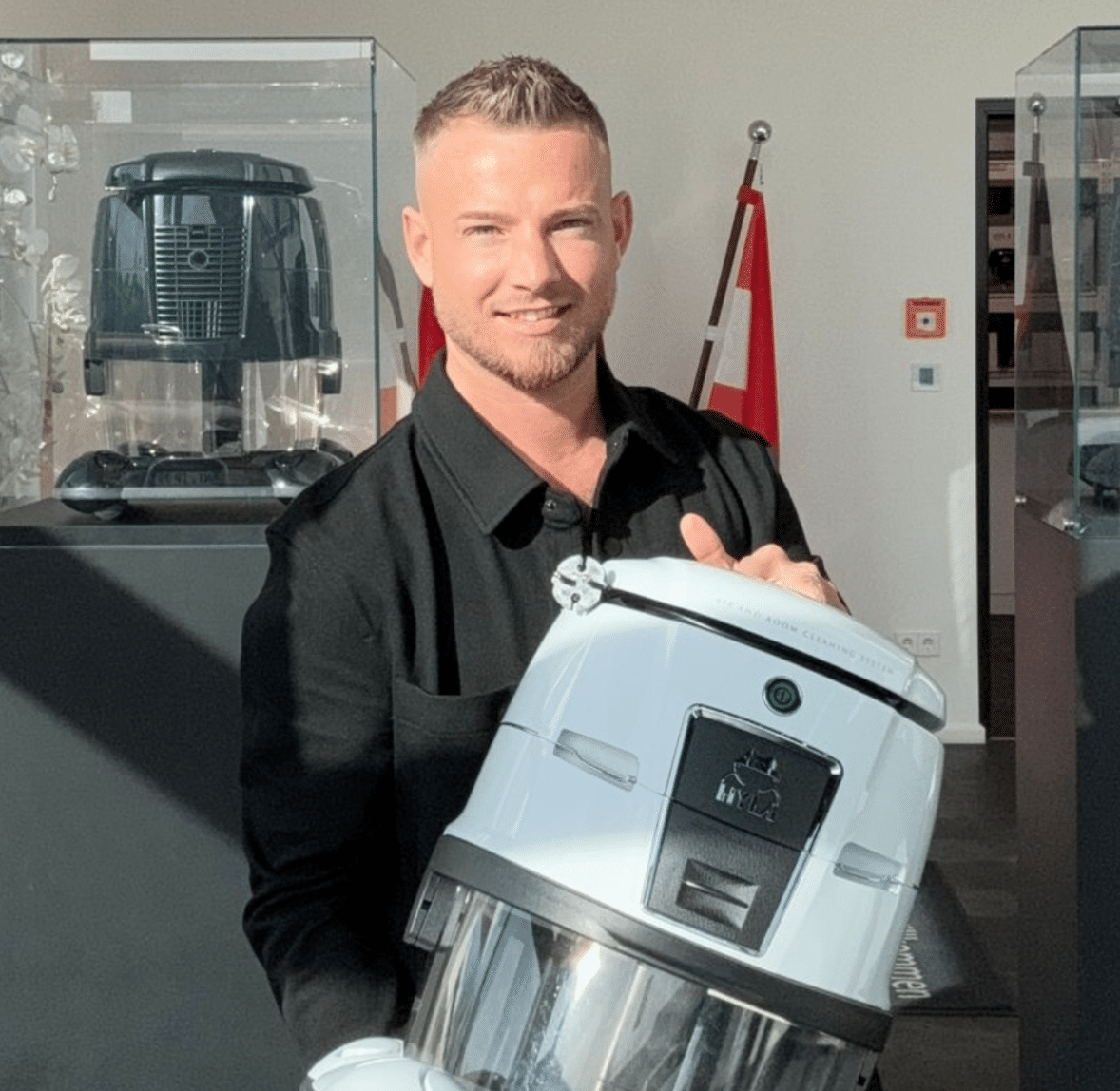 HYLA Berater Robert Wentzlau hält einen weißen HYLA in den Händen und präsentiert diesen in einem hellen Raum