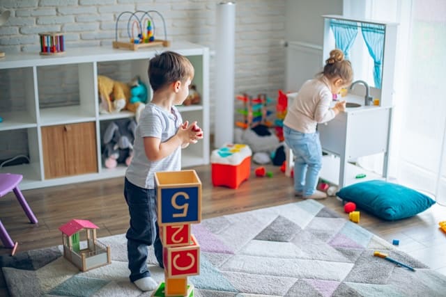 Sauberes Kinderzimmer mit regelmäßig gereinigten Textilien für mehr Wohnhygiene