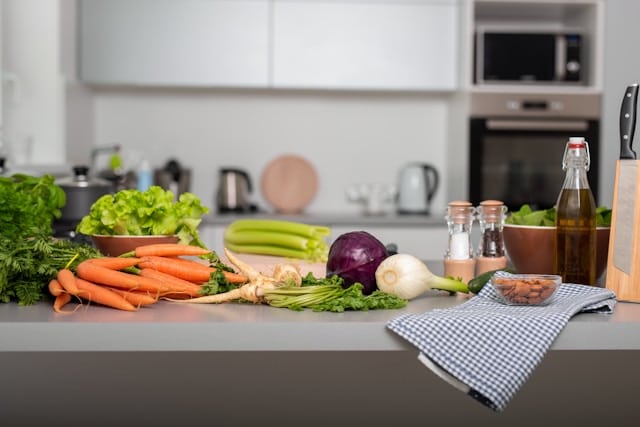 Verschiedene Gemüsesorten auf einer Küchentheke. Gesunder Ernährung mit frischen Zutaten