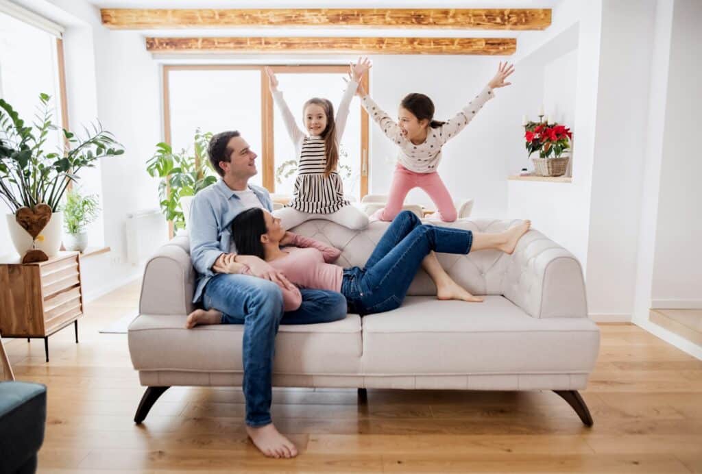 Heller Wohnbereich mit einer Familie und frischer Raumluft und angenehmer Wohnatmosphäre