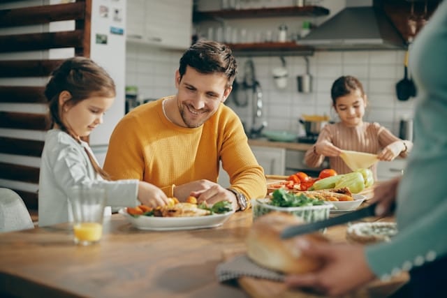 Eine Familie kocht gemeinsam mit dem Thermomix