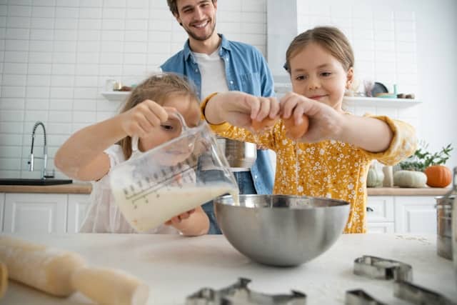 Familie backt gemeinsam in moderner Küche