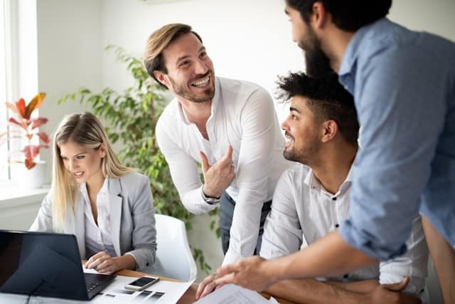 Geschäftsleute in einem Büro, die miteinander sprechen