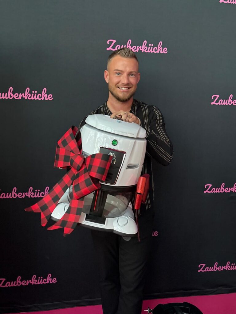 Robert Wentzlau hält einen weißen HYLA in den Händen