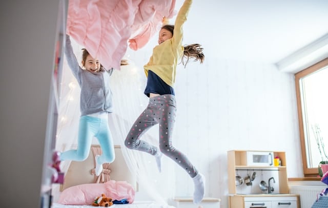 Helles Kinderzimmer mit spielenden Kindern.