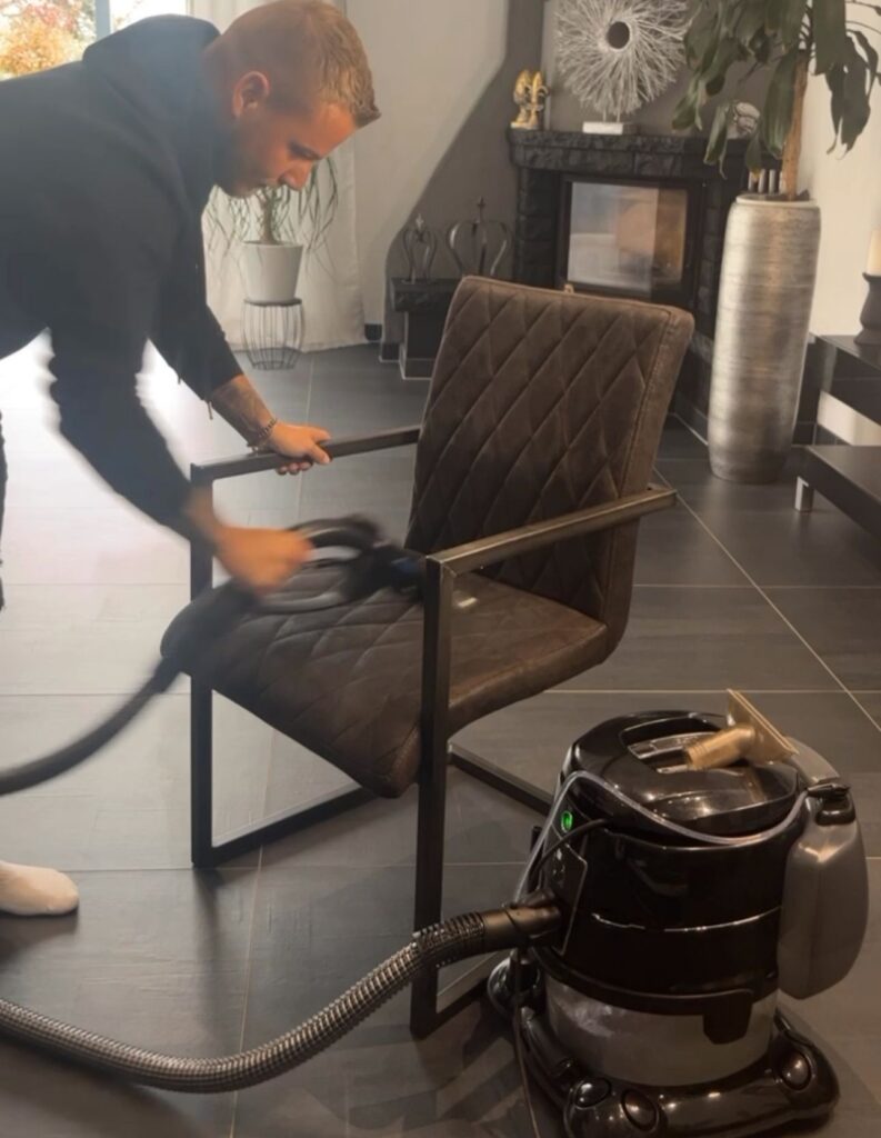ein junger Mann testet bei einer HYLA Vorführung selbst aus