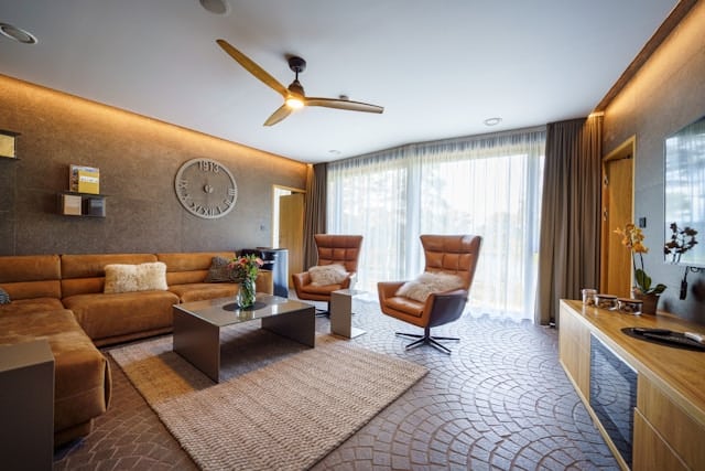 HYLA Reinigung von Sofa und Polstermöbeln für angenehme Raumluft in einem modernen Wohnzimmer