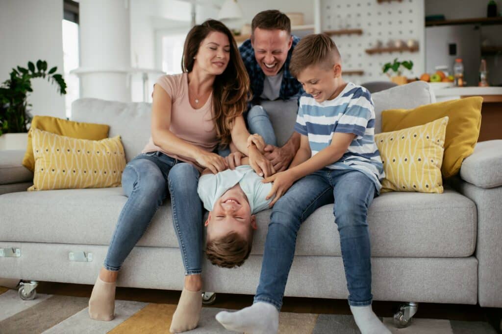 Eine Familie ist sehr glücklich mit den geteilten HYLA Erfahrungen