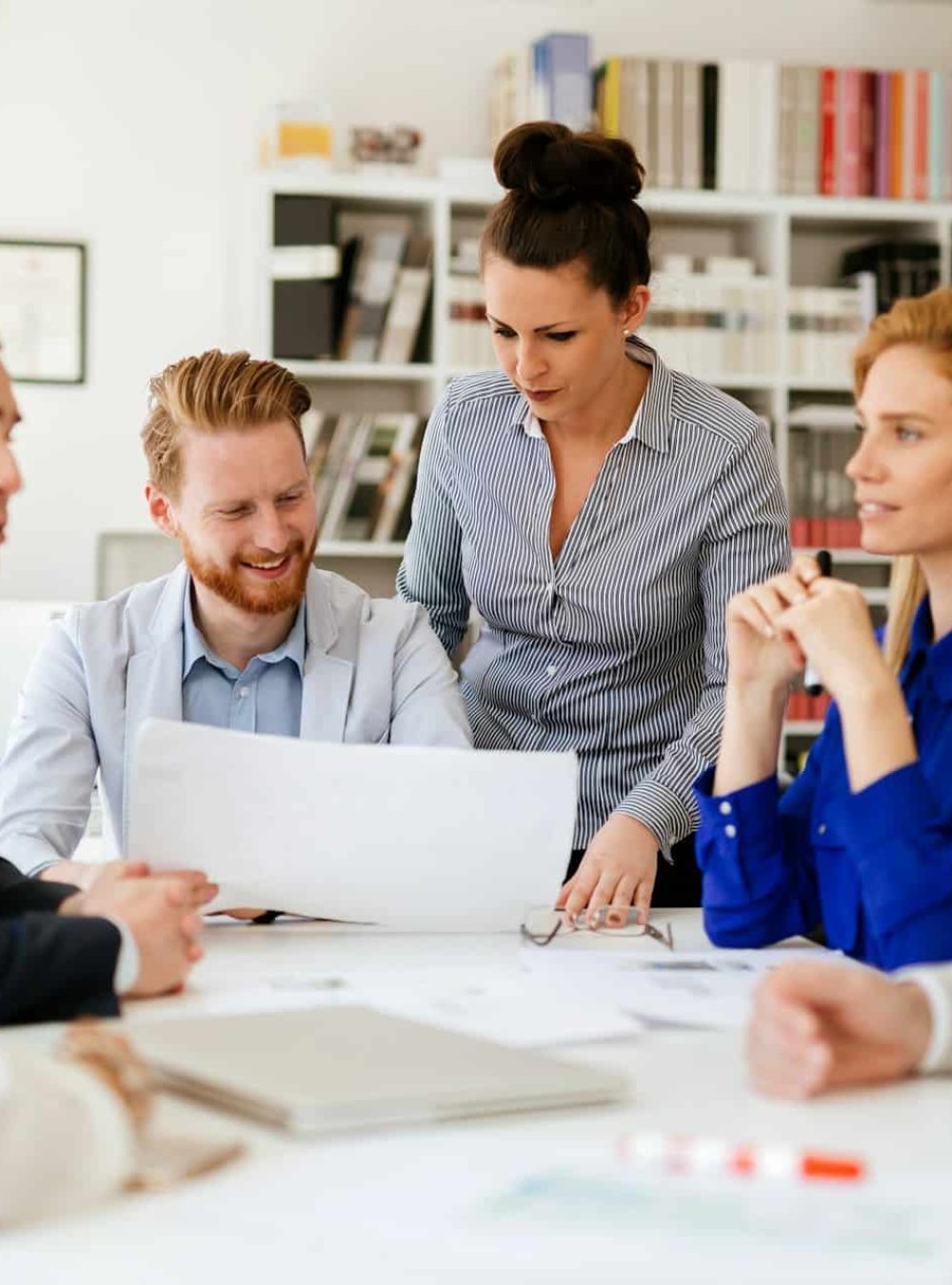 Berater besprechen gemeinsam Strategien für mehr Sichtbarkeit und neue Kundenanfragen.